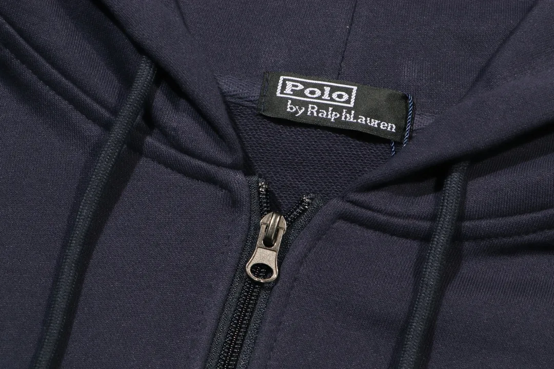 P240 Style No. 807 Ralph Lauren/Ralph Lauren pony embroidered zipper cardigan hooded sweatshirt. A one-of-a-kind sweatshirt for autumn and winter is here. You can wear it casually no matter how you wear it! ! This hooded sweatshirt is decorated with the simple style that represents Ralph Lauren and is paired with a pony embroidery pattern, which is three-dimensional and full! The solid color fabric paired with exquisite embroidery instantly sets it off! Hooded sports design, loose and casual fit! The overall texture is very strong! Through the pictures, we can feel the thickness and texture of custom-woven and dyed threads. The workmanship is exquisite. They are shipped from major foreign trade factories. They are all made by masters with many years of experience. Everything is of high standards and requirements! Simple and versatile model ~ Made of imported pique cotton fabric, which is super delicate and soft, close to the body without being tied. All fabrics and accessories are original custom-made and of high quality! Perfectly reflects the brand’s sense of superiority! Standard cut, comfortable stretch, unrestricted movement! Highly practical, high-end and classy! Versatile style ~ can be paired with jeans or jogging pants. Ideal for transitioning from your morning commute to weekend events! Size: S-XL Navy Black